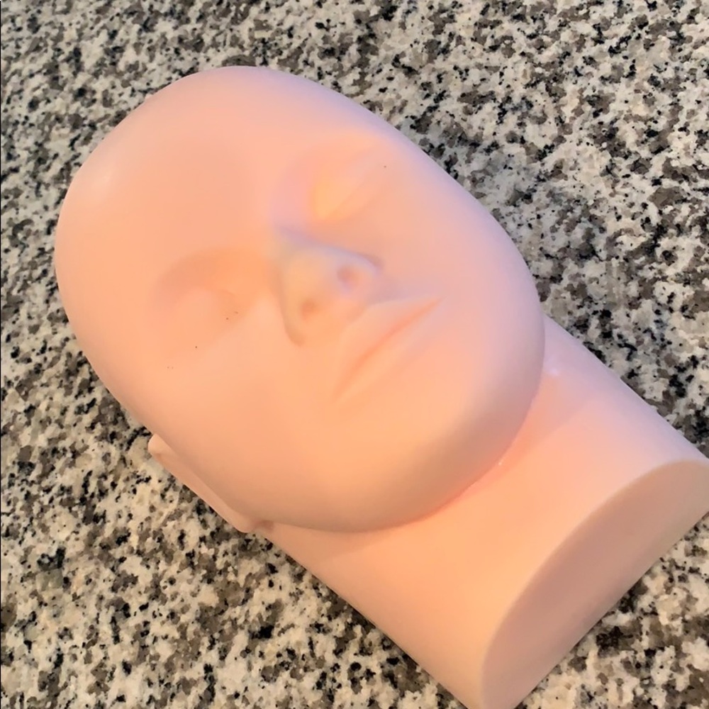 Mannequin head for lashing
